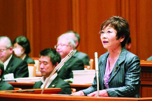 反対討論に立つ山中議員＝10月27日、大阪市議会本会議場