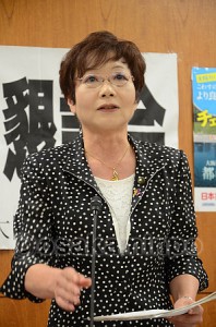 報告する山中幹事長