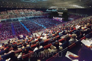 大勢の聴衆を前に山下書記局長らが訴えた「1万人のつどい」＝7日、大阪市港区内