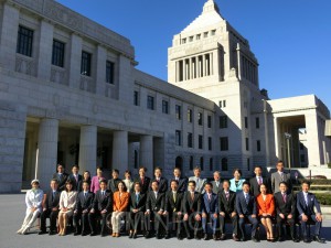 国会議事堂前で日本共産党の両院議員が勢ぞろい（昨年１２月１８日）