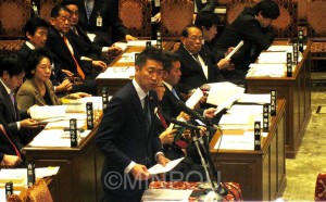 予算委員会で質問に立つ清水議員=12日、衆院第1委員会室