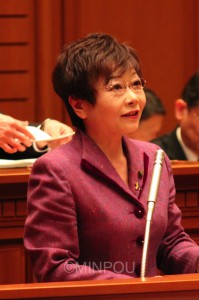 代表質問に立つ山中氏＝２月27日、大阪市議会本会議場