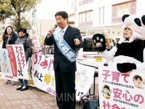 新婦人枚方支部内後援会と共に、枚方市で子ども医療費助成が拡充されることを報告し、府政転換の決意を語るおりぐち勲府議候補＝13日、枚方市内