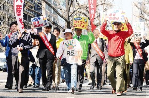 御堂筋を進む日本共産党の隊列＝３月28日、大阪市中央区内