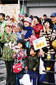 地下鉄天下茶屋駅前での志位委員長の訴えに声援を送る聴衆＝５日、大阪市西成区内