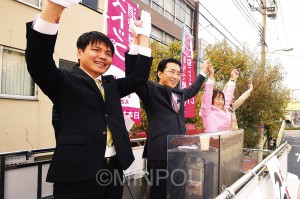 安倍首相・橋下市長の「憲法壊しのコンビ」の暴走を、日本共産党躍進で止めようと訴える山下芳生書記局長（中央）と小谷みすず府議候補（その右）、こはら孝志大阪市議候補（左）＝22日、大阪市大正区内