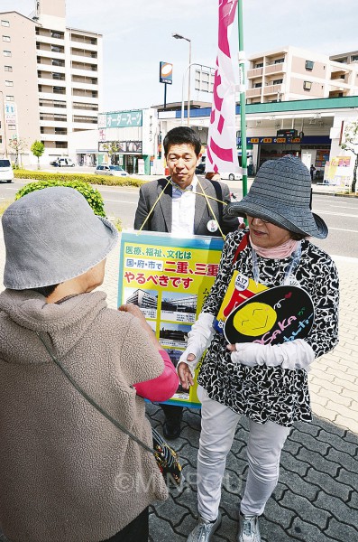 維新の会の巻き返しが強まる中で迎えた住民投票投票日当日、大阪市内各地で「大阪市廃止・解体を絶対に許さない」と勝利目指す猛奮闘がありました。ヘルスコープおおさかは区内のすべての投票所での訴えや、宣伝カー運行などで午後８時までフル回転。移動中にも出会った区民に「投票お済みですか」「大阪市をつぶす『大阪都』構想に反対しましょう」と対話しました＝17日、鶴見区内