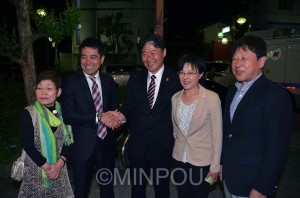 吹田市長選で当選した後藤圭二氏（中央）と辰巳孝太郎参院議員（左から２人目）、石川多枝府議（右から２人目）ら＝4月27日、吹田市内