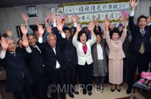 八尾＝前列右２人から谷沢千賀子、田中裕子、越智妙子、内藤耕一、大野義信、杉村春夫の６氏