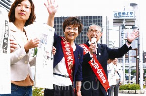 住民投票から一夜明け、大阪市役所前で結果報告の宣伝に立つ日本共産党大阪市議団の瀬戸一正団長、山中智子幹事長、わたなべ結府政策委員（参院大阪選挙区候補）＝18日午前８時半すぎ、大阪市北区内