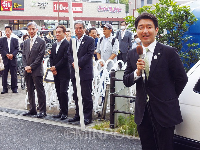 　地下鉄・南海天下茶屋駅前での合同街頭演説で「大阪市解体ノー」「西成区を守ろう」と訴える（右から）自民党の柳本顕・大阪市議団幹事長、日本共産党の尾上康雄・大阪市議、ＯＳＡＫＡみらい（民主系）の小林道弘・前大阪市議、平松邦夫・前大阪市長、公明党の前田修身・大阪市議＝14日、西成区内