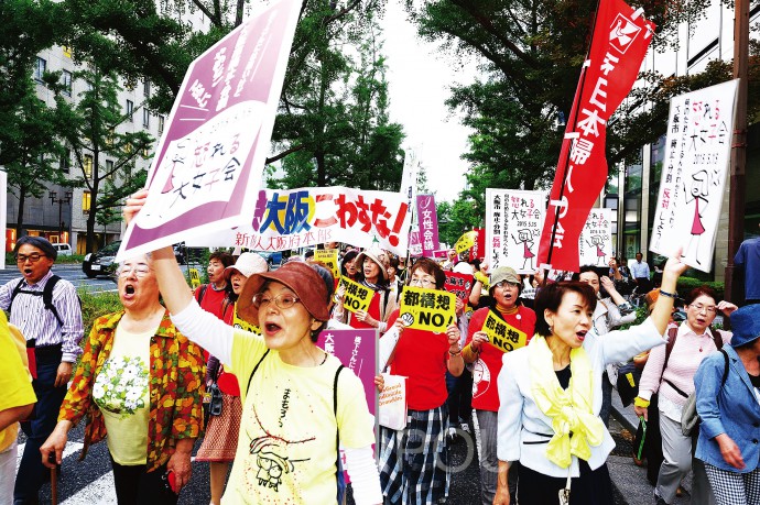 　大阪市大好き！みんなで守ろうと女性たちが御堂筋をパレード。思想・信条や党派の違いを超えて呼び掛けた「大阪市廃止・分割に大反対！怒れる大女子会パレード」実行委員会が主催。出発前集会で自民党の北野妙子市議と日本共産党の寺戸月美市議らがアピールしました＝15日、中央区内