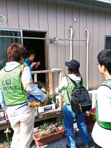 小高区の牛越仮設住宅住民に聞き取りをするボランティア参加者＝３日、南相馬市内