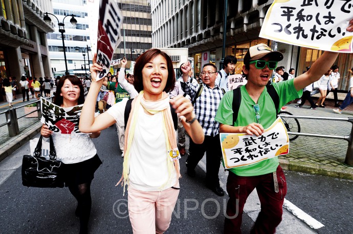 若者憲法集会が呼び掛けた「戦争法案反対」の渋谷デモには3500人が参加し、繁華街にあふれる市民の注目を集めました。大阪の若者たちと一緒に「絶対反対」とコールするわたなべ候補＝14日、東京都渋谷区内 