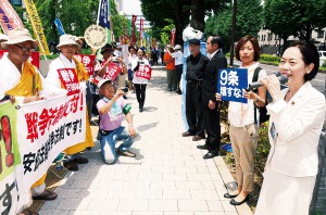 国会前の座り込みに合流したわたなべ候補。あいさつしているのは日本共産党の畑野君枝衆院議員＝15日、国会前