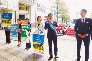 「戦争法案」許すなと訴える（右から）清水衆院議員、辰巳参院議員、わたなべ府政策委員（参院大阪選挙区候補）、石川府議、山中大阪市議団幹事長＝23日、ＪＲ・京阪京橋駅頭