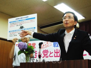 パネルを使って「戦争法案」の問題点を語る山下氏＝５月30日、大阪市都島区内