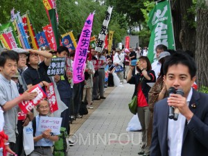 国会前の抗議行動を激励。この日は瀬戸内寂聴さんも駆け付けた＝18日