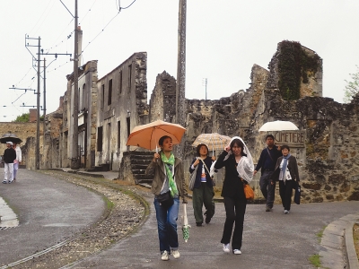 廃墟のまま保存され住民虐殺事件はいまも語り継がれている＝仏・オラドゥール村