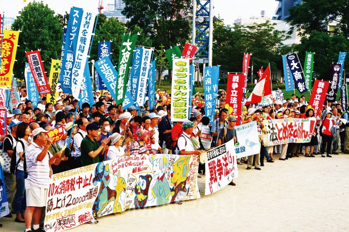「戦争を絶対にさせない!」「安倍暴走政治を許すな!」。戦争法案阻止へ共同の呼び掛けに4千人が詰め掛けた6・23府民集会=23日、大阪市北区内