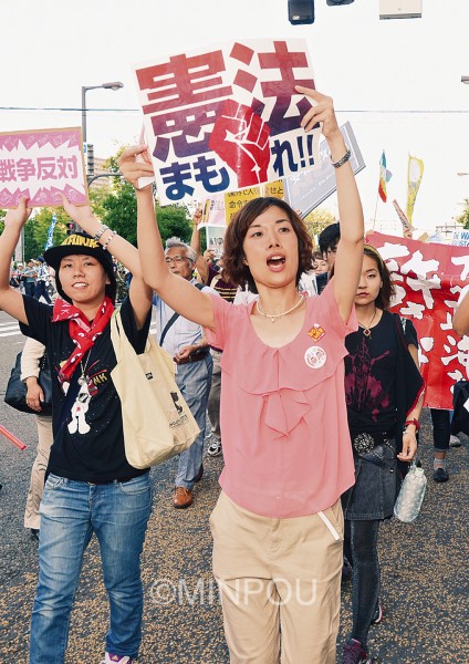 若者たちと一緒にデモ行進する日本共産党のわたなべ結参院大阪選挙区候補＝18日、大阪市北区内