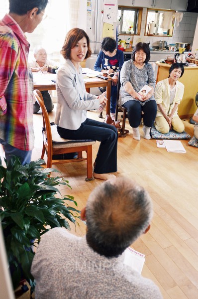 熊取町で開かれた「わたなべ結さんを囲んで日本の未来を語る会」＝７日、熊取町内