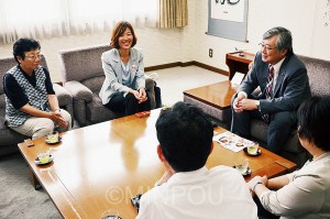 日本共産党泉南市議団と共に、竹中勇人市長(右奥)と懇談＝7日、泉南市役所内