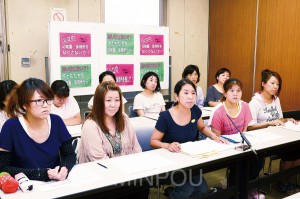 維新市長の一方的な市立幼稚園・保育所の廃園計画の撤回・見直しを求め記者会見する「存続を求める会」のママさんたち＝７月24日、守口市役所内