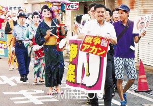 ちんどん屋も繰り出して行われた「戦争法案」反対門真市民集会・パレード＝９日、門真市内