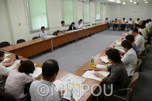 日本共産党府議団が開いた市町村議員との懇談会＝21日、府庁内