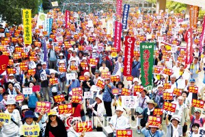 「戦争アカン」などのプラカードを掲げるピースパレード参加者＝８日、岸和田市内