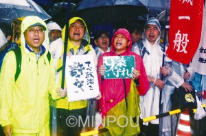 「戦争法案絶対反対！」「国民無視の国会止めろ！」「野党は頑張れ！」――土砂降りの雨をついて、国会前でコールを続ける全国一般府本部の組合員ら＝17日、東京都千代田区内