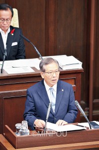 松井知事に質問する宮原威府議＝８日、府庁内