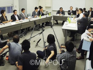 橋下氏らが強引な主張に終始した大阪会議の第１回代表者会議＝９月28日、府庁内