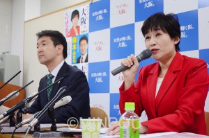 柳本あきら大阪市長候補（左）とともに政策を発表するくりはら貴子知事候補＝10月28日、大阪市中央区内