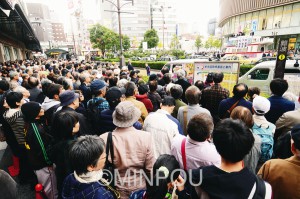 「オール大阪」の共同で維新政治に終止符を――明るい会とよくする会が開いた街頭演説＝３日、大阪市中央区内