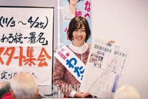 戦争法廃止へ署名成功の意義を語るわたなべ氏＝４日、大阪市東淀川区内