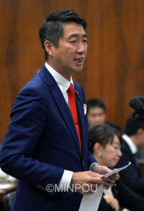 衆議院法務委員会で質問する清水氏＝４日、国会内