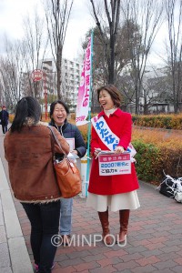 大阪市立大学の学生に２千万署名を呼び掛け、対話するわたなべ結参院大阪選挙区候補＝12日、大阪市住吉区内