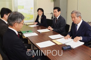 咲洲庁舎の安全性を早急に再検討することを申し入れる日本共産党府議団＝２日、府庁内