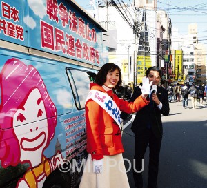 「結ワゴン」の前で辰巳議員と訴えるわたなべさん＝11日、大阪市浪速区内