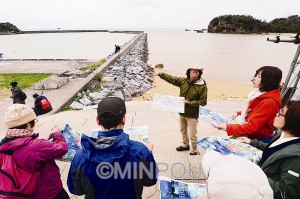 辺野古での座り込みはこの日4320日目。写真家の山本英夫さんは「まぎれもなく新基地建設。規模も面積も闇に包まれている」と怒りを込めました＝15日、沖縄県名護市内