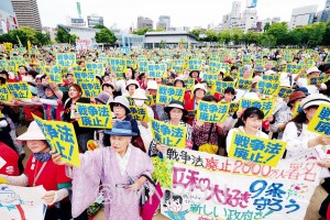 草の根から憲法を守る共同を広げようと開かれたおおさか総がかり行動＝３日、大阪市北区・扇町公園