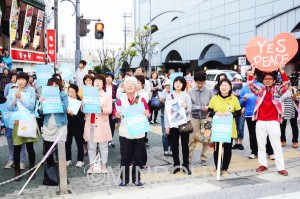 泉州サウンドDEMOの街頭演説でスピーチに声援を送る人たち＝４月24日、岸和田市内