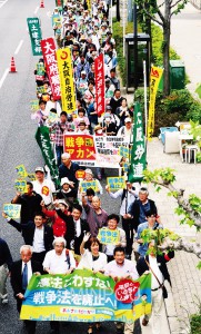 おおさか総がかり行動でデモ行進する参加者＝３日、大阪市北区内