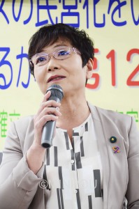 報告する山中議員