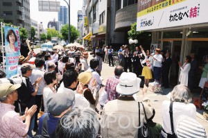 250人が参加した事務所開きでは、最後に全員でコールしました＝21日、大阪市中央区内