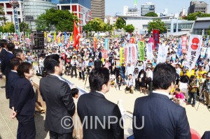 昨年５月の住民投票では「大阪市なくすな」「維新政治ノー」の歴史的な府民・市民共同が広がり、「都」構想否決の審判が下りました。（写真は15年５月10日に大阪市北区・扇町公園で開かれた市民集会）