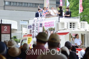 日本共産党の街頭演説でわたなべ大阪選挙区候補とともに訴える小池晃書記局長＝11日、堺市堺区内