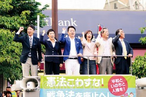 参加者とともにコールする野党４党の国会議員ら＝５日、大阪市北区内